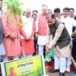 ख्यमंत्री विष्णुदेव साय पौधरोपण करते हुए