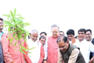 ख्यमंत्री विष्णुदेव साय पौधरोपण करते हुए
