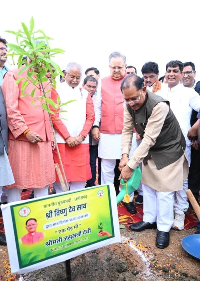 ख्यमंत्री विष्णुदेव साय पौधरोपण करते हुए