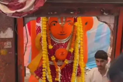 खड़े हनुमान प्रतिमा